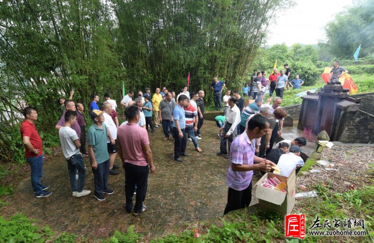 广东、广西左氏兄弟代表在平水村共田坪尚荣公墓地扫墓。（左德强摄）